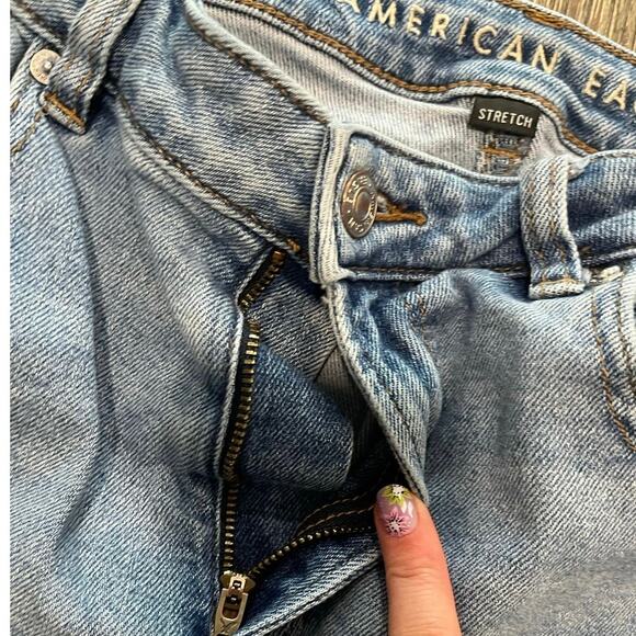 American Eagle Womens Mom Jeans Mid Rise Denim Stretch Light Wash Blue Size 10 - Picture 8 of 12